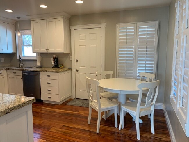 Photo - STUNNING 4 bd. 2 bath Executive Sunnyside ...