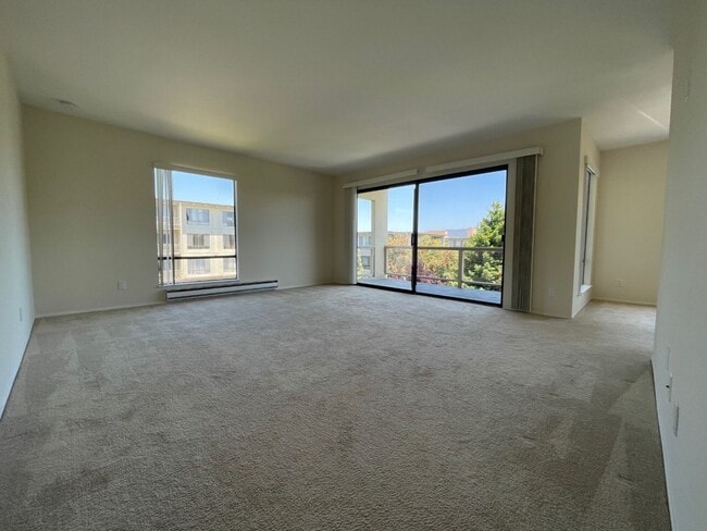 Photo - TOP FLOOR 1BD/1BATH Condo Available For Rent at the Watergate Community in Emeryville!!!! Unit 412
