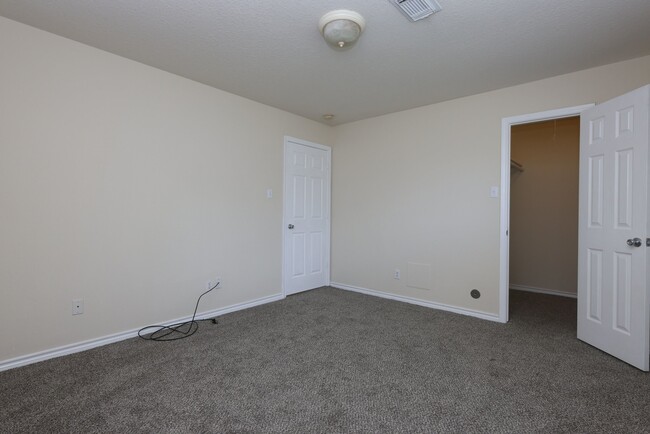 Photo - 402 Trichelle St