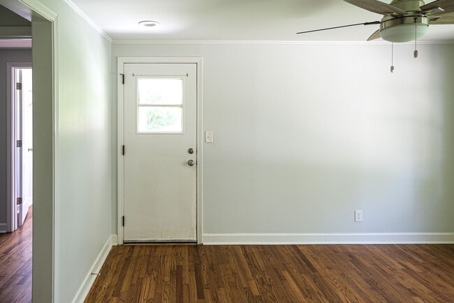 Photo - Charming 3/2.5 House with Lawn Care included!