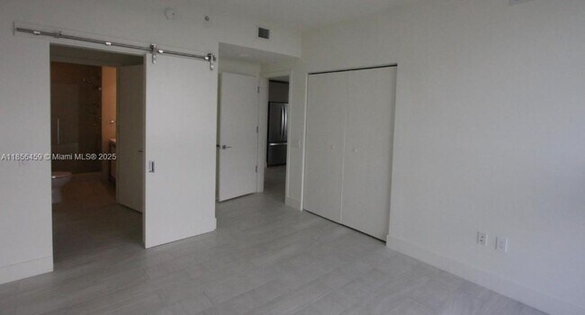 Photo - 2000 Metropica Wy