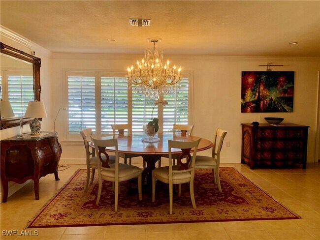 Photo - 283 Cypress Way W