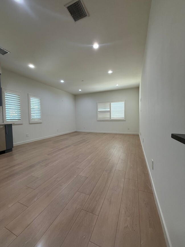 Photo - 648 N Serrano Ave