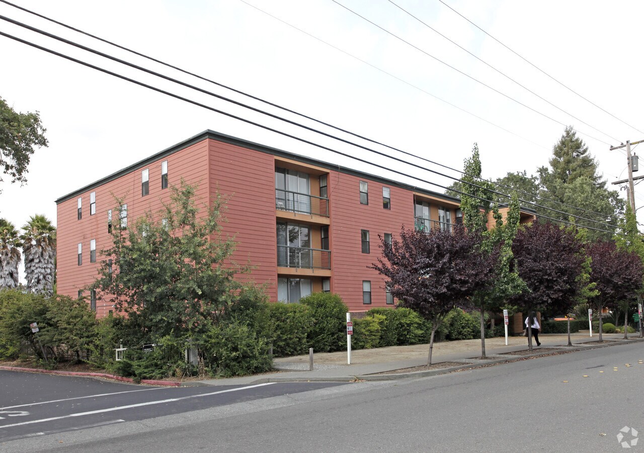 Photo - Elliott Avenue Apartments.