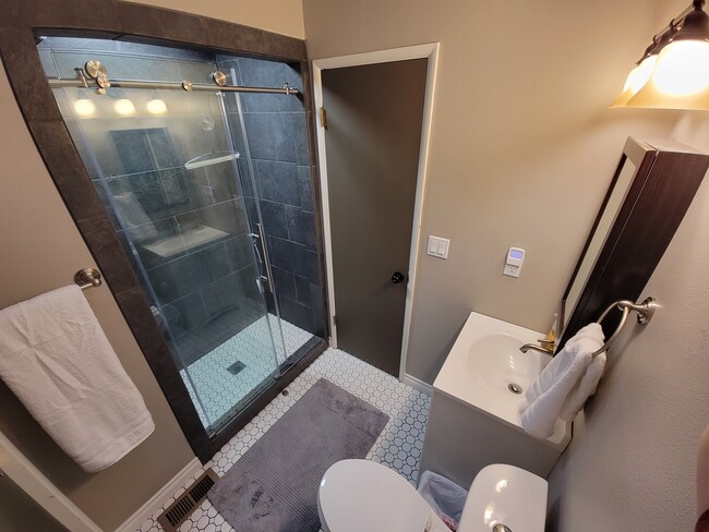 Baño principal - 8111 NE 27th St