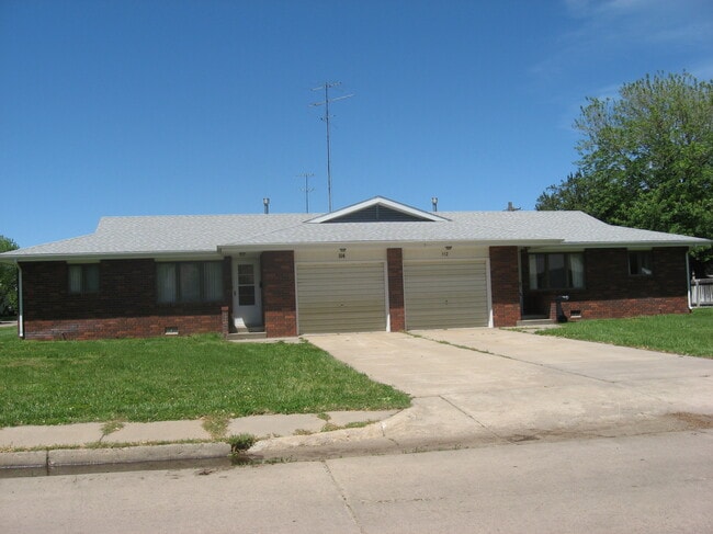 Photo - 114 W 6th St