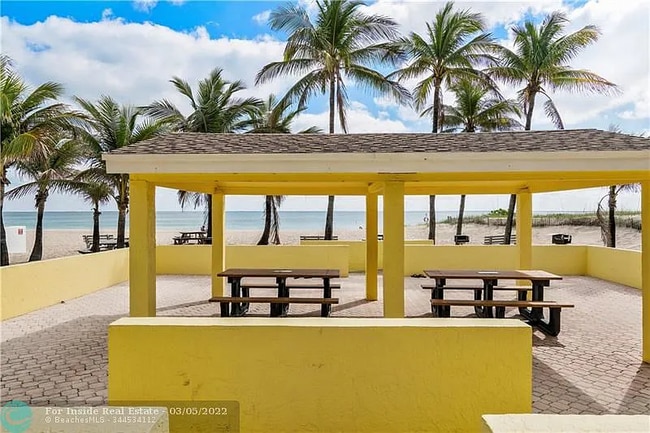 Pavillon and picnic tables - 1391 S Ocean Blvd Unit 406
