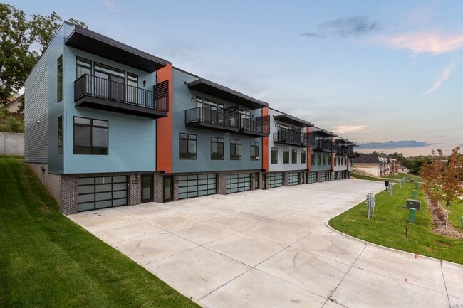 Building Photo - Modern 3BR Retreat | Penthouse + Skyline V...