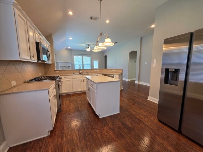 Photo - 395 Livingstone Ln