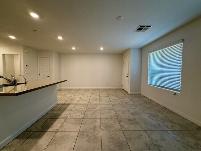 3 BED 2.5 BATH 2 CAR GARAGE TOWNHOME IN HENDERSON CADENCE COMMUNITY FOR RENT!!
