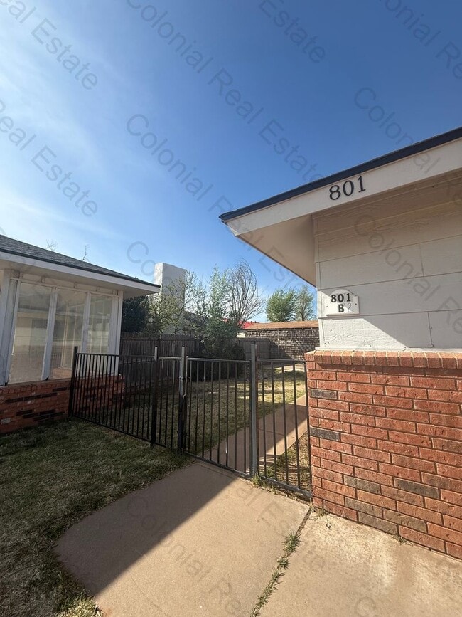 Building Photo - 801 N Walnut St Unit B