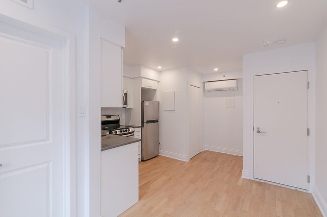 Photo - 25 Av des Pins O Unit 323