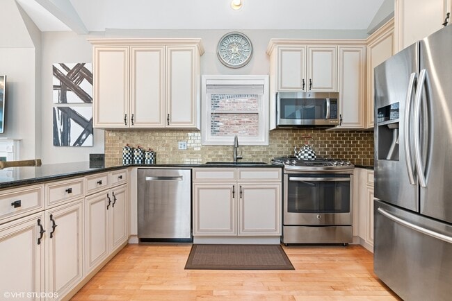 Photo - 840 N Wood St Unit 3