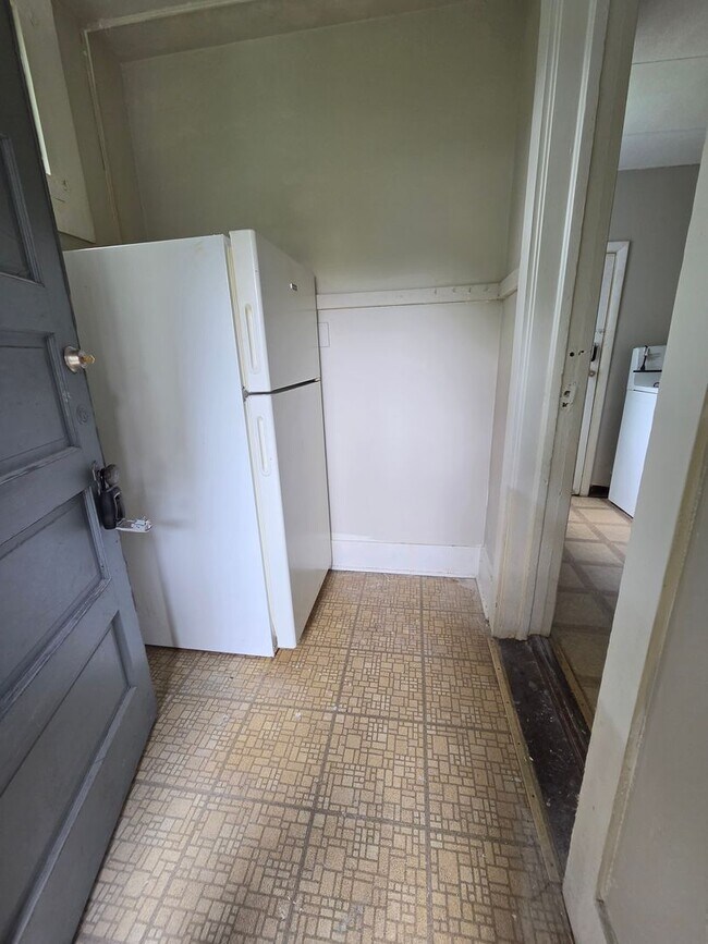 Photo - Lower 1 bedroom all utilities included