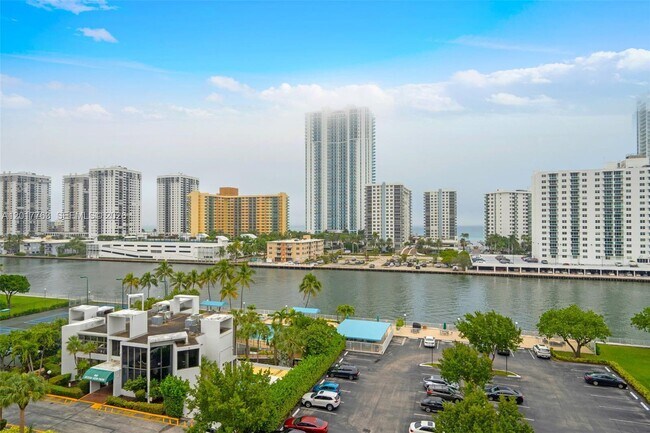Photo - 800 Parkview Dr Unit 906