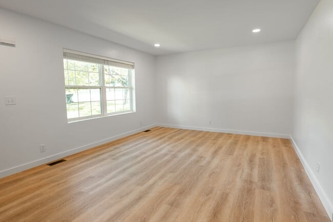 Photo - 3 Bed, 2 Bath Home in Walking Distance to ...