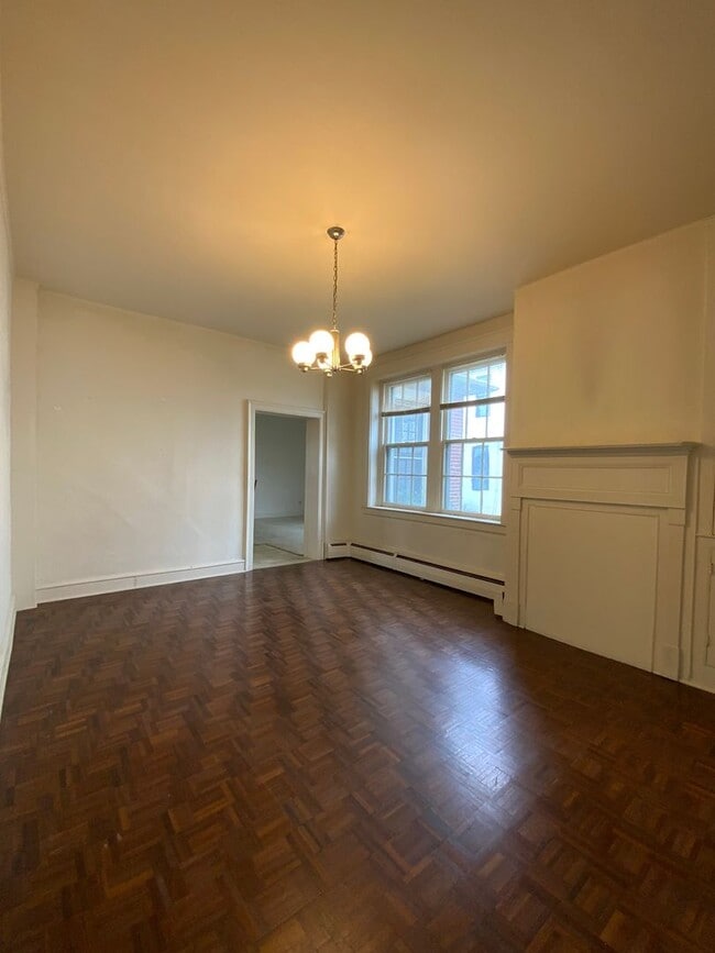 Building Photo - 225 W Main St Unit 225 W. MAIN ST. 1st. Floor Rental