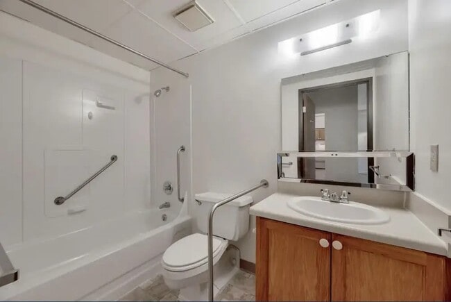 Photo - 180 Colony Dr S