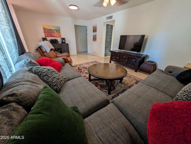 Photo - 1039 E Larkspur Ln