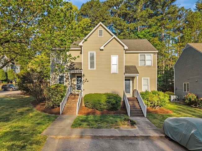 Building Photo - Fantastic End-Unit Townhome Available Now!