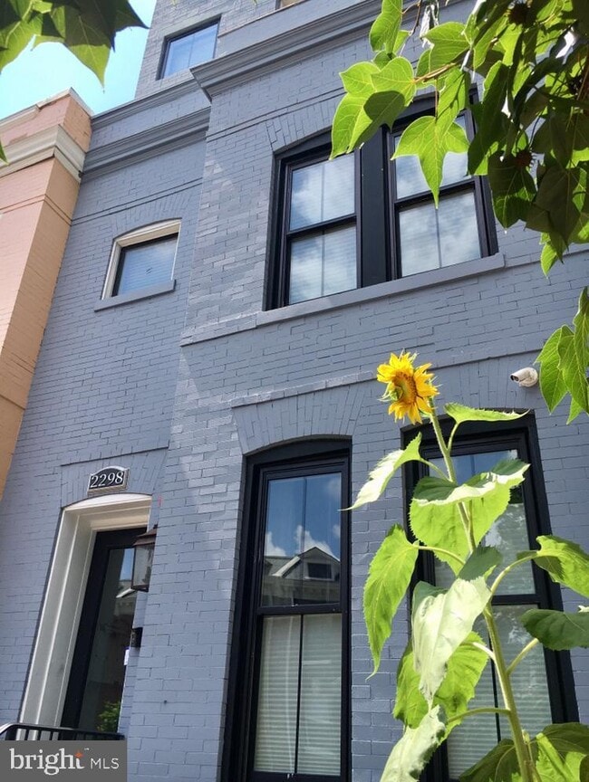 Photo - 2298 Champlain St NW Unidad B