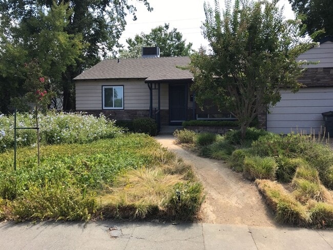 Building Photo - Fantastic 3 Bed 2 Bath home with pool