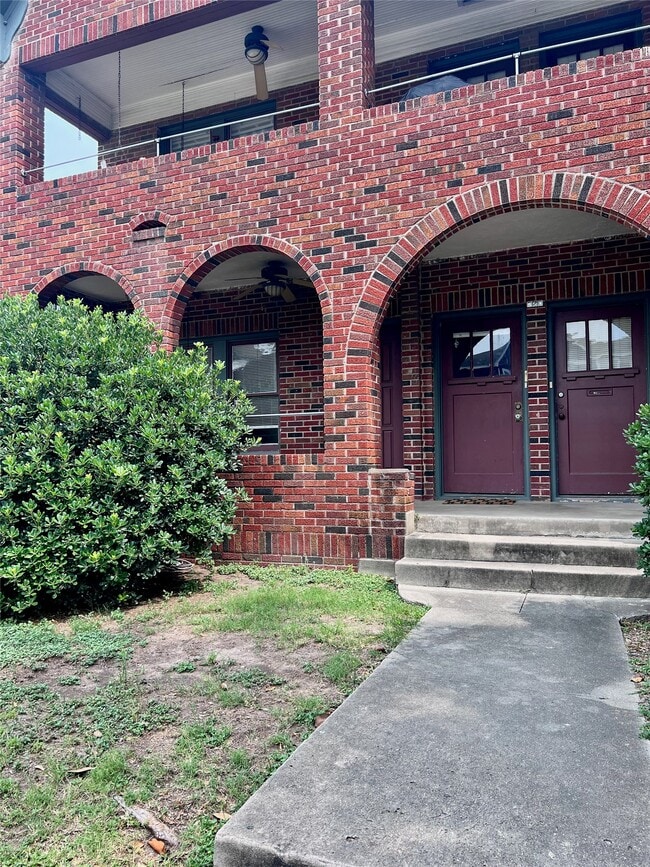 Photo - 320 W Polk St Unit 2