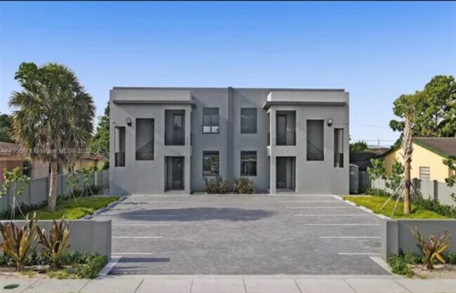 Photo - 432 E 16th St Townhome