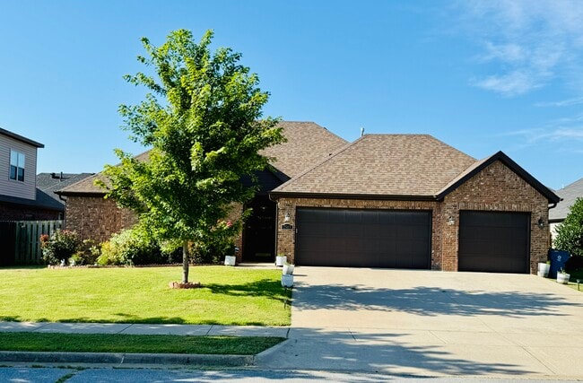 Building Photo - 2503 SW Tupelo Ave Rental