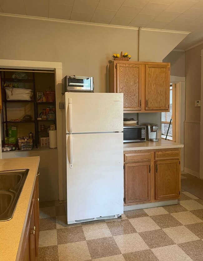 kitchen - 137 E Lemon St Unit #1