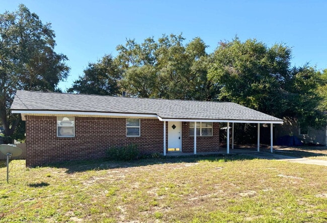 Building Photo - "Charming 3-Bed Home in Mary Esther!"