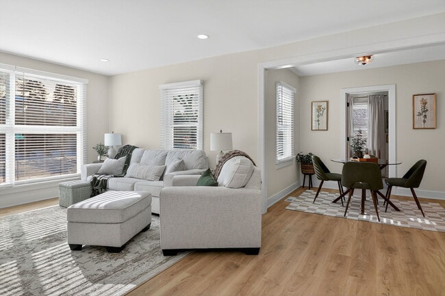 Photo - 102 E 56th St