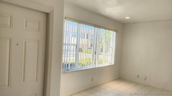 271 Live Oak Ln