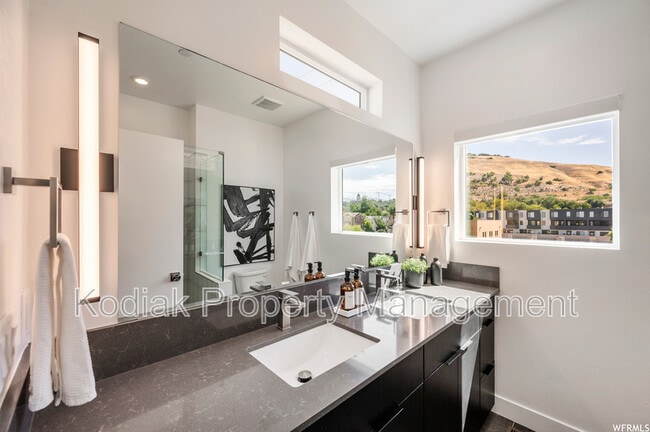 Building Photo - 765 N 400 W