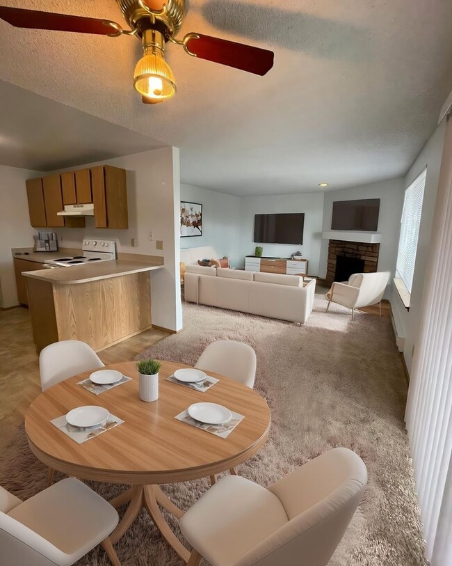 Building Photo - Upper Floor 2 Bedroom 1 Bath Apartment With Washer/Dryer! Unit #C