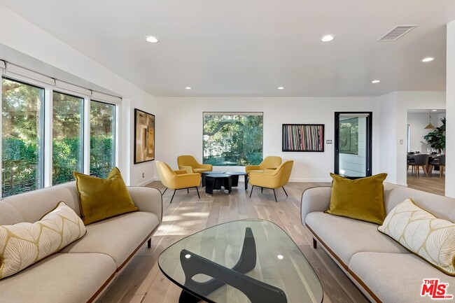 Photo - 2400 Glendower Ave