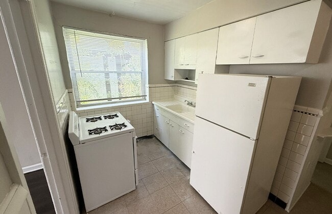 Building Photo - 3025 Clifton Ave Unit 3025-06