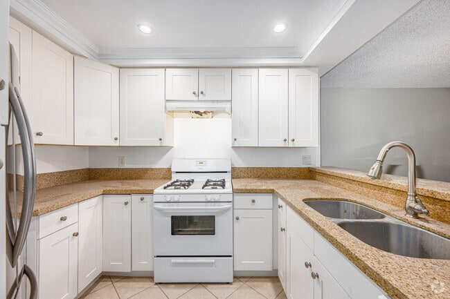 2BR, 2BA - 1150SF - Kitchen