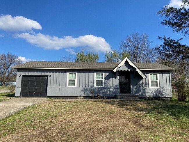 Building Photo - 3 Bedroom 1 Bath Home