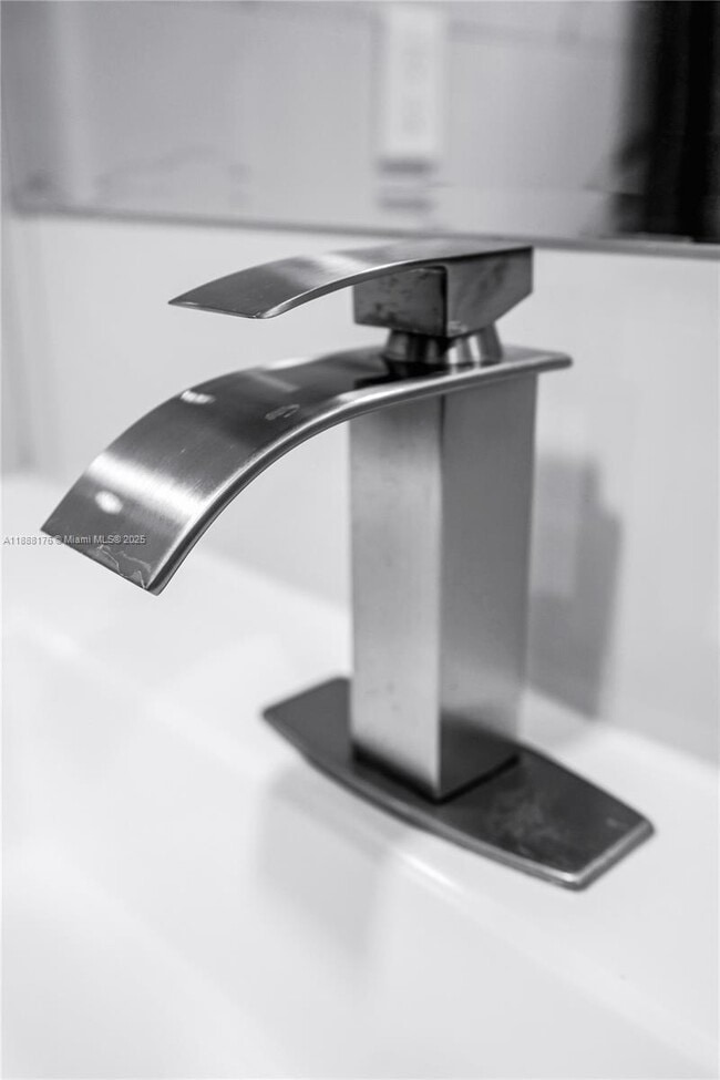 Photo - 977 SW 10th St