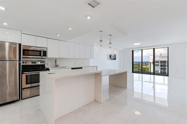 Building Photo - 5701 Collins Ave Unit 1611 Rental