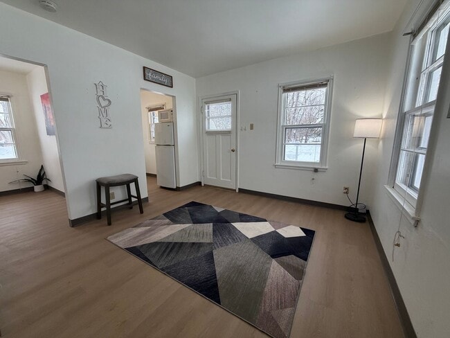 Building Photo - 1 bed, 1 bath for rent in quiet Waterloo neighborhood