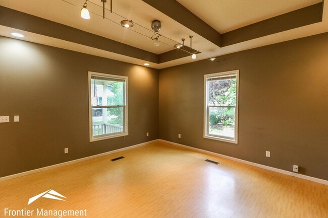Photo - Awesome 5 bedroom 2 bathroom house in a pr...