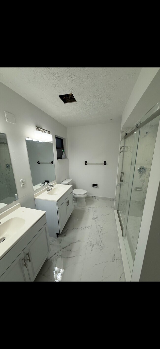 Photo - 385 NW Broadview St