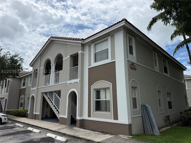 Building Photo - 1658 SE 28th Ct Unit 201