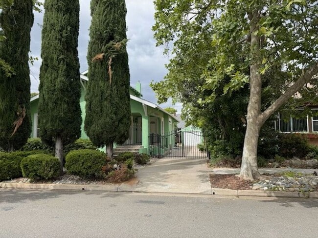 Building Photo - Updated Home Near UCD Med Center Available Now!