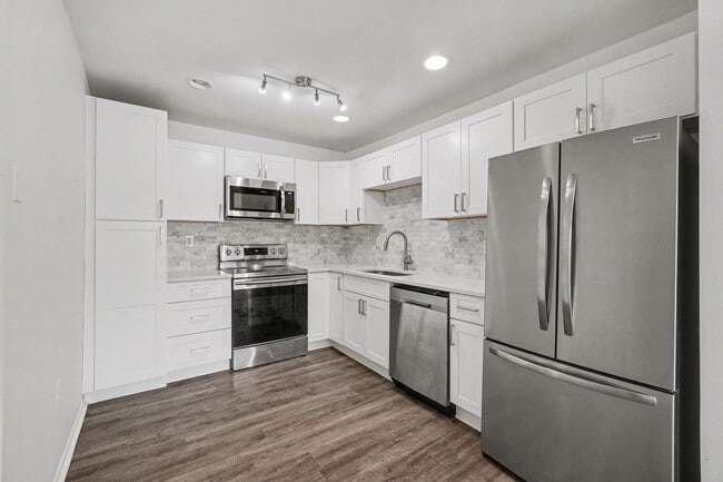 Building Photo - 1119 E McMillan St Unit 1