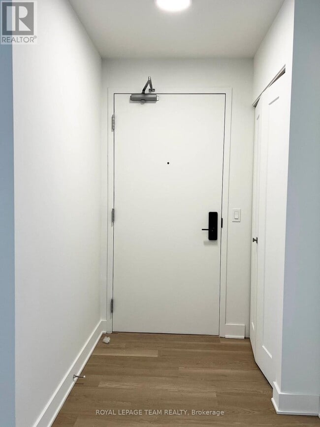 Photo - 1655 Carling Ave Unité B911