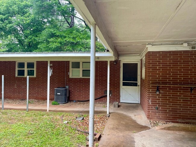 Building Photo - Spacious 2BR/1BA apartment off South Milledge Ave! Available now!