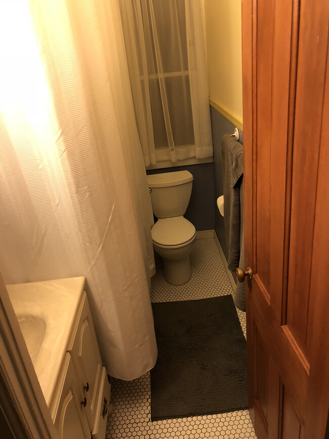 Baño con bañera con patas/ducha - 1704 E 16th Ave